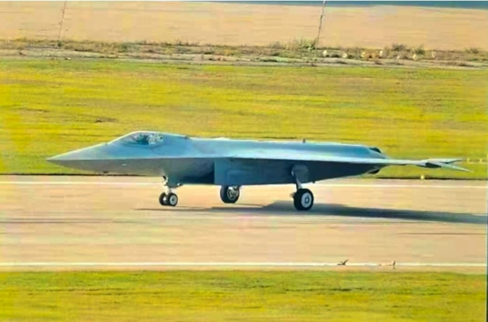 China exhibe avances militares con el caza furtivo J-50