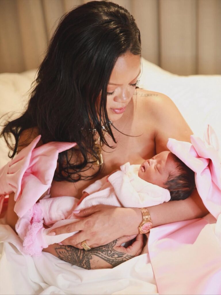 Rihanna celebra el nacimiento de su hija con tiernas fotos