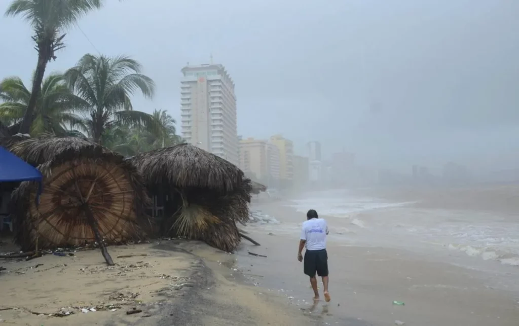 Onda tropical y vaguada monzónica desatarán lluvias intensas el fin de semana