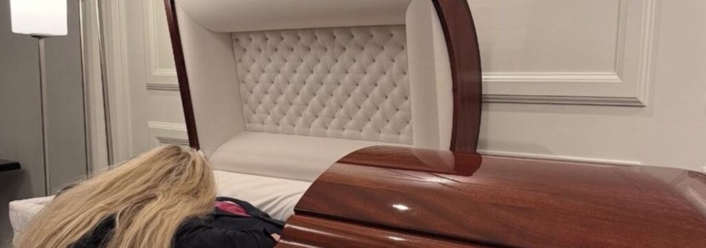 VIDEO: Esposa de Charlie Kirk difunde fotos desde el ataúd y conmueve con un mensaje desgarrador