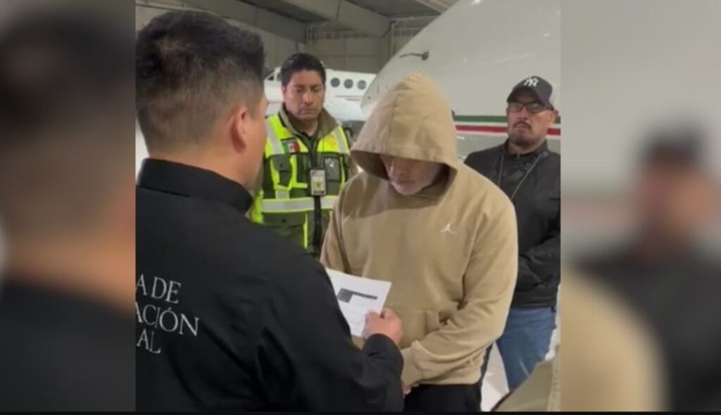 Llega Hernán Bermúdez al Aeropuerto de Toluca; será trasladado al Altiplano