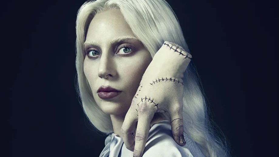 Revelan primer vistazo de Lady Gaga como Rosaline Rotwood para ‘Merlina’