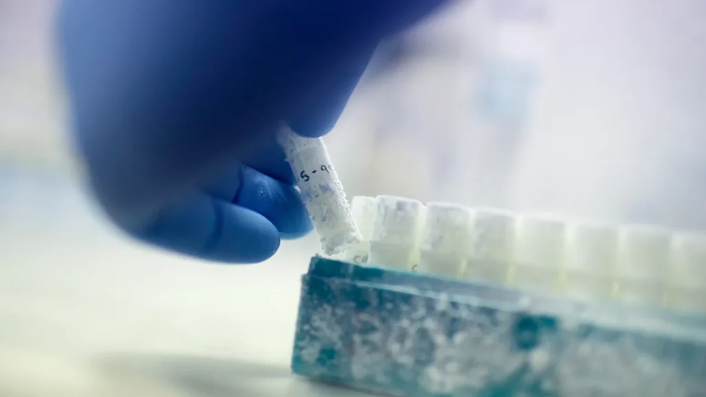 Investigan a clínica de fertilidad por inseminar a 39 mujeres con gen cancerígeno