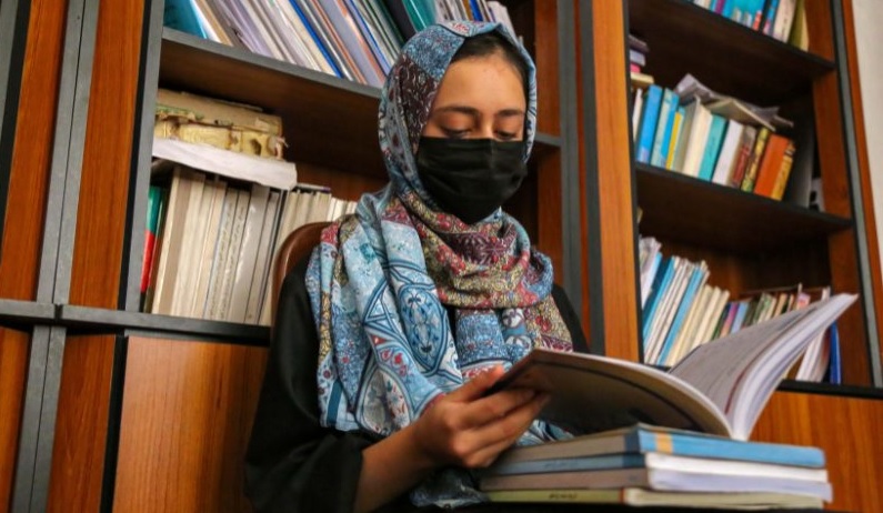 Talibanes intensifican purga literaria: prohibición de libros escritos por mujeres y autores iraníes