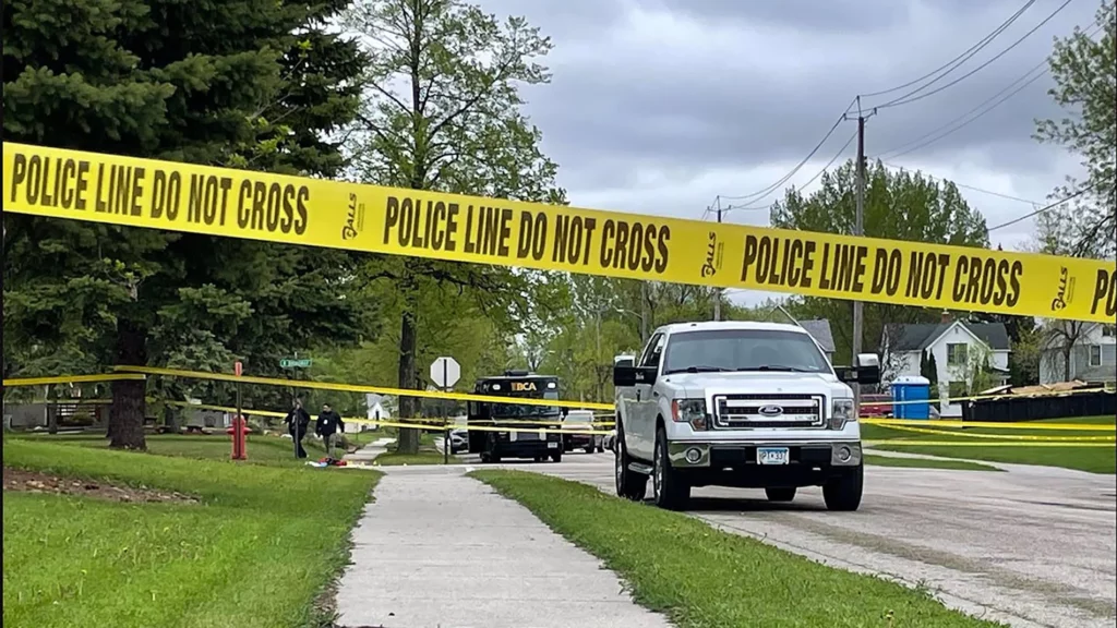 Hombre confiesa en TV haber asesinado y enterrado a sus padres en el patio de su casa