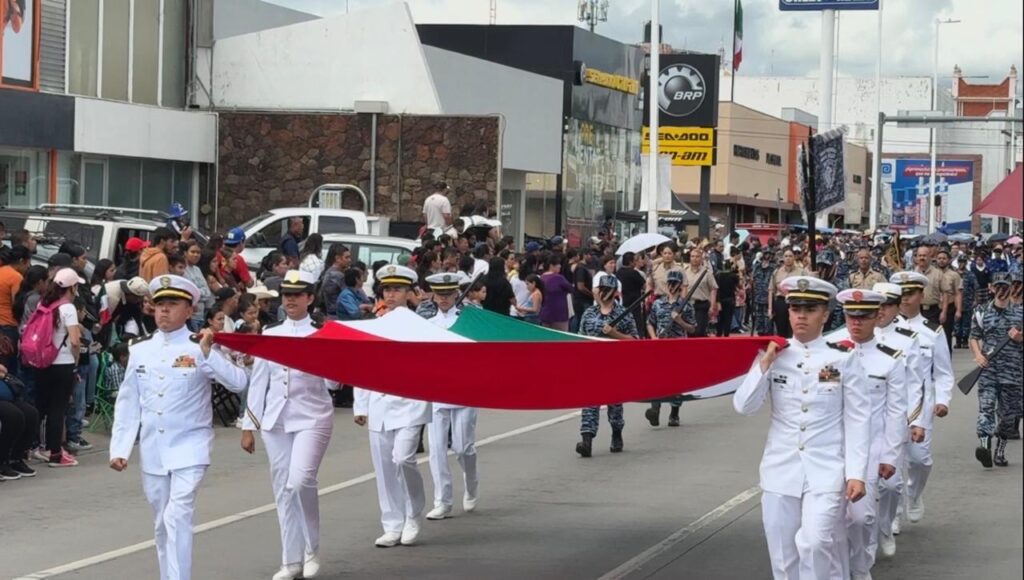 Desfile Cívico Militar Conmemora el 215 Aniversario de la Independencia de México