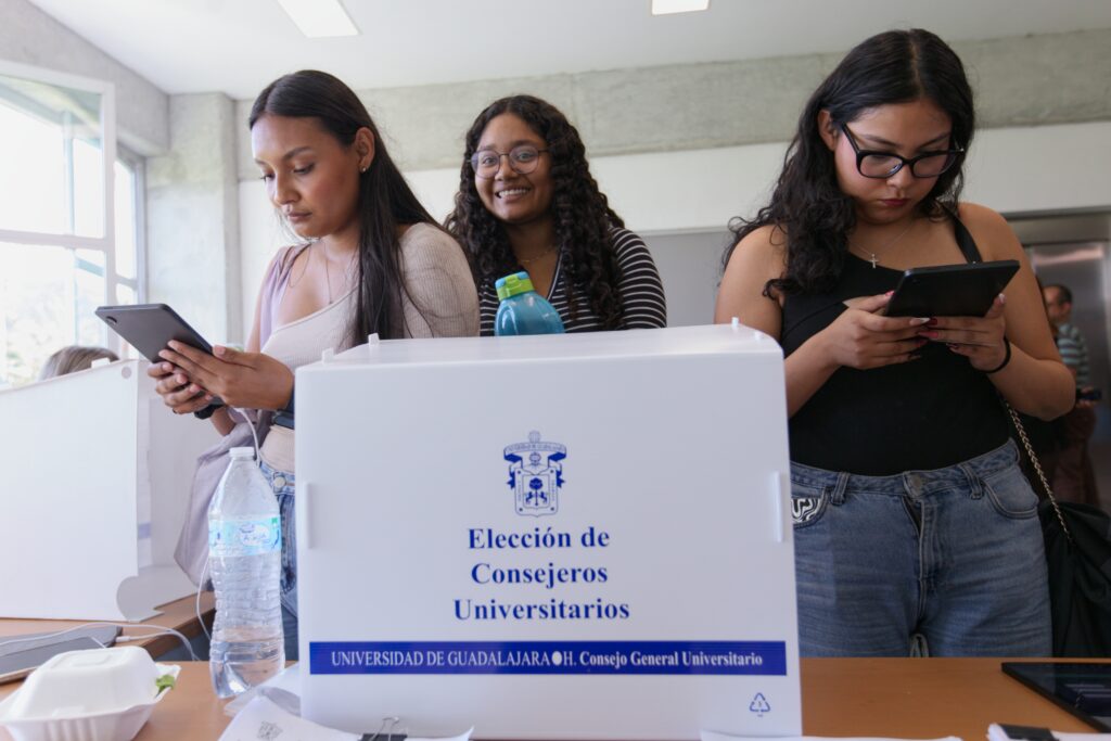 Elecciones del CGU en la UdeG inician con amplia participación estudiantil