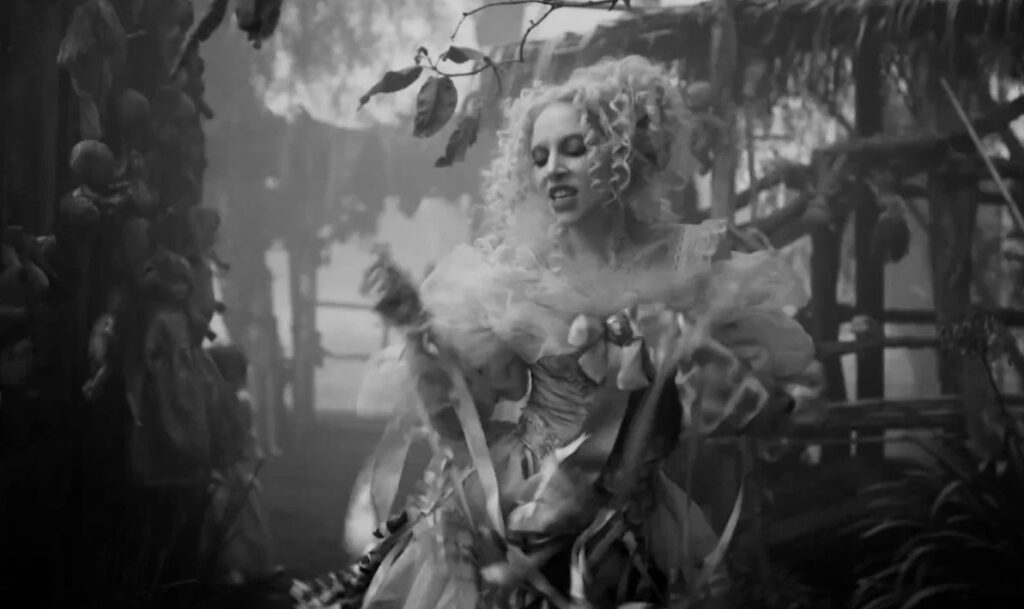 Lady Gaga estrena video grabado en Xochimilco y dirigido por Tim Burton