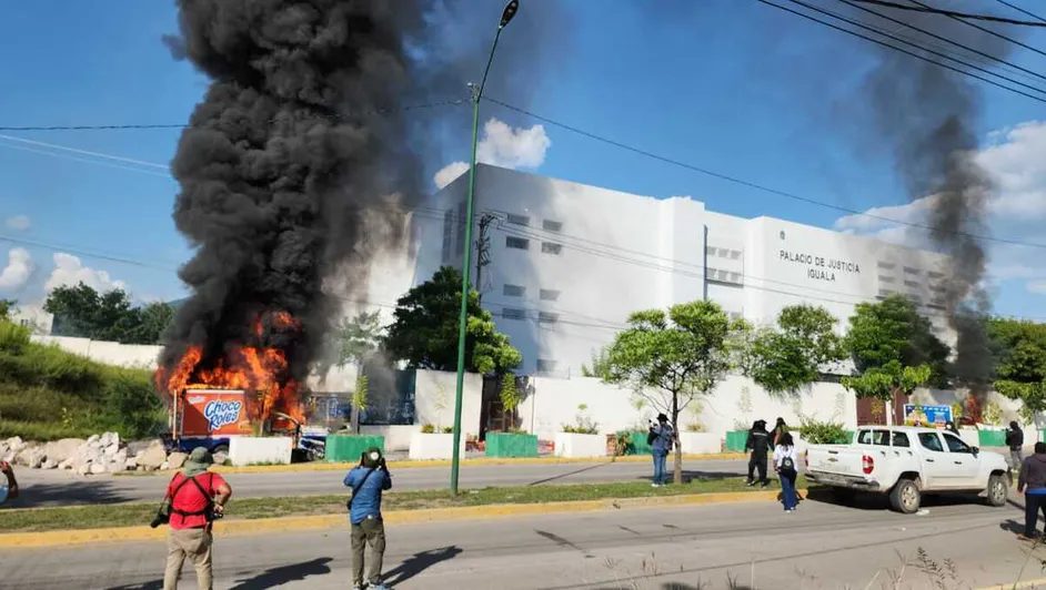 Queman tres camionetas y entran al Palacio de Justicia de Iguala en protesta por Ayotzinapa