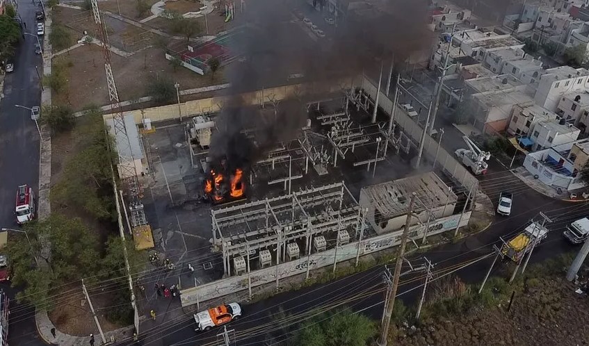 Incendio en subestación de CFE deja sin energía eléctrica a cientos de usuarios en Monterrey