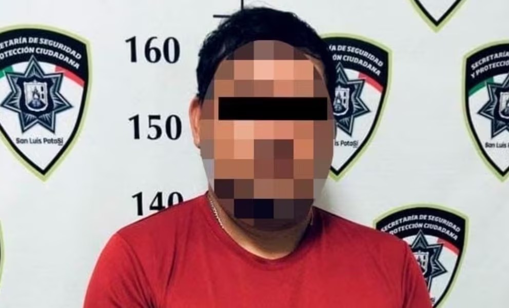 Sorprenden a entrenador de futbol desnudo con niña de 12 años en un auto en SLP