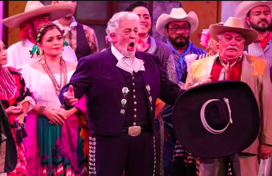 Ovacionan a Plácido Domingo en la reapertura de ‘El Orgullo de Jalisco’
