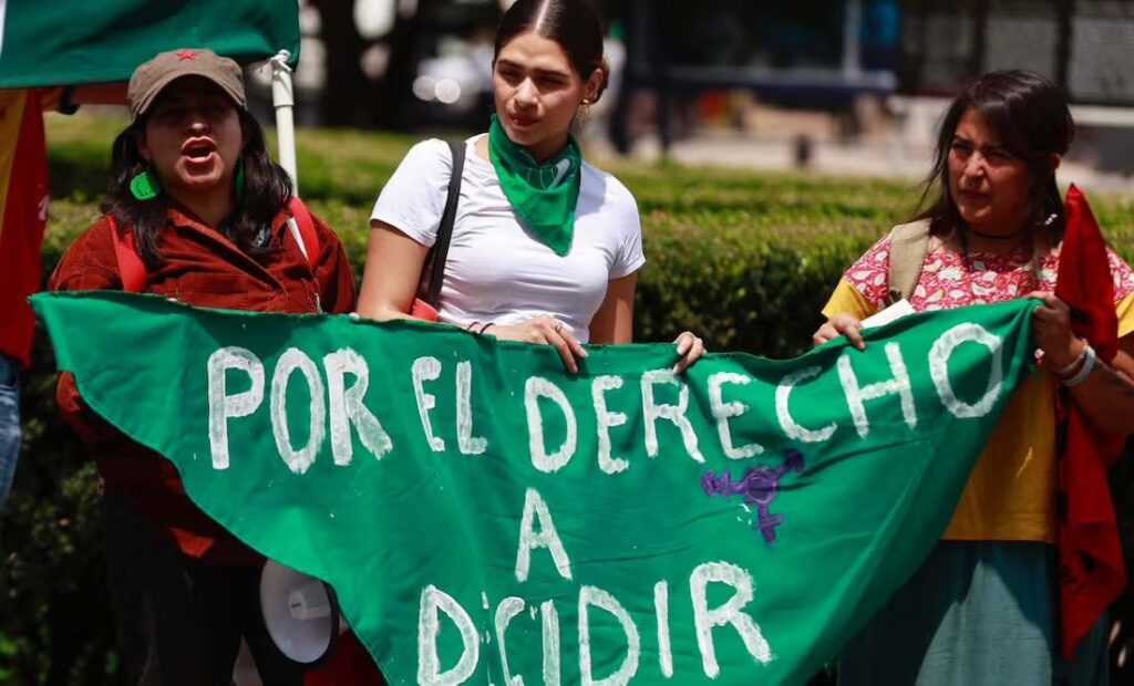 Miles de mujeres marchan en CDMX por el aborto legal y gratuito