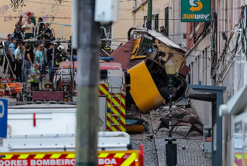 Mueren al menos 15 personas al descarrilar un histórico funicular en Lisboa