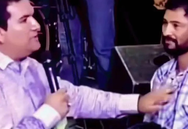 Pastor pide escrituras de casa a un feligrés en pleno culto