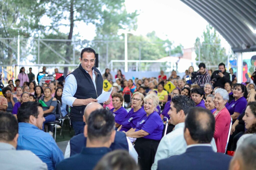 Toño habla de frente y resuelve “en caliente” demandas de las colonias