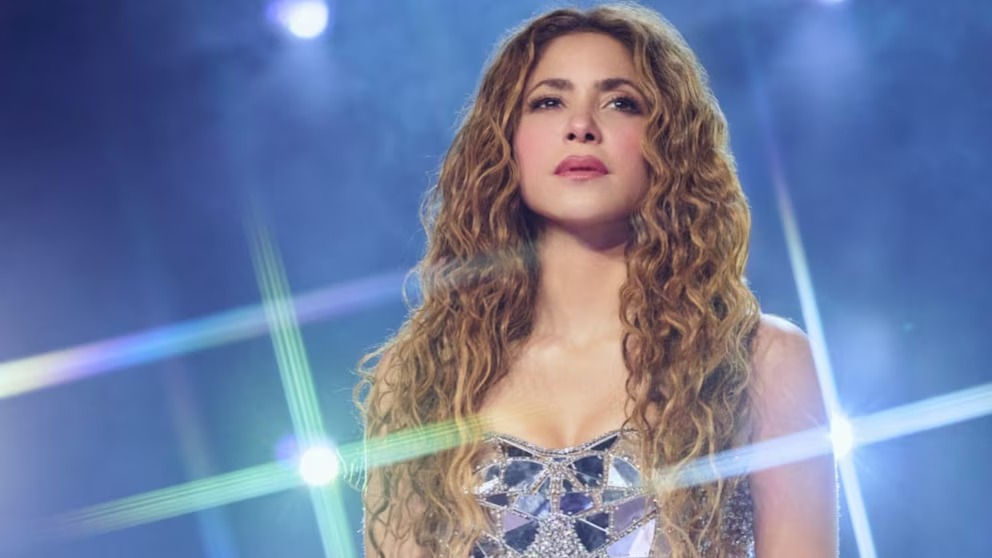 VIDEO: Shakira rompe en llanto al interpretar canción sobre Gerard Piqué