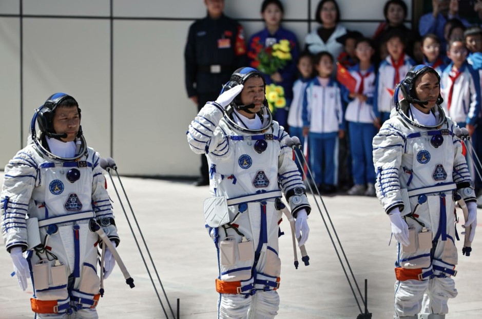 Astronautas chinos completan su cuarta caminata espacia