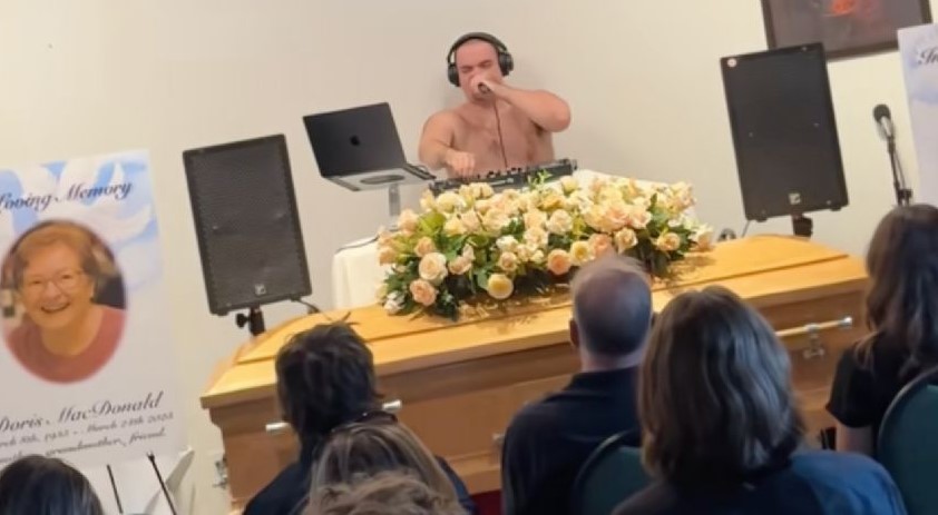 Video: DJ tocando en pleno funeral