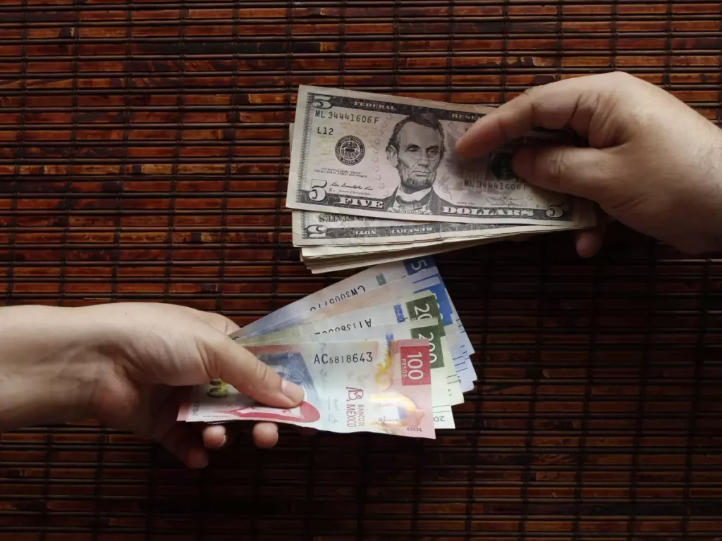 Peso mexicano se fortalece frente al dólar; su mejor nivel desde julio de 2024