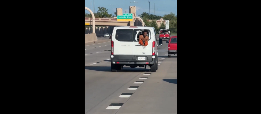 VIDEO: Prisionero se cuelga por ventana en plena autopista y pide ayuda