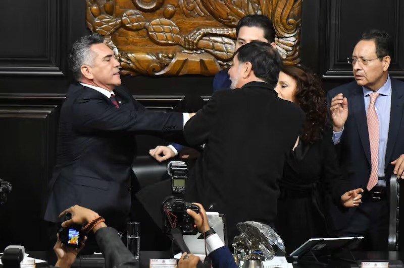FGR asigna seguridad a Noroña tras agresión de Alito Moreno