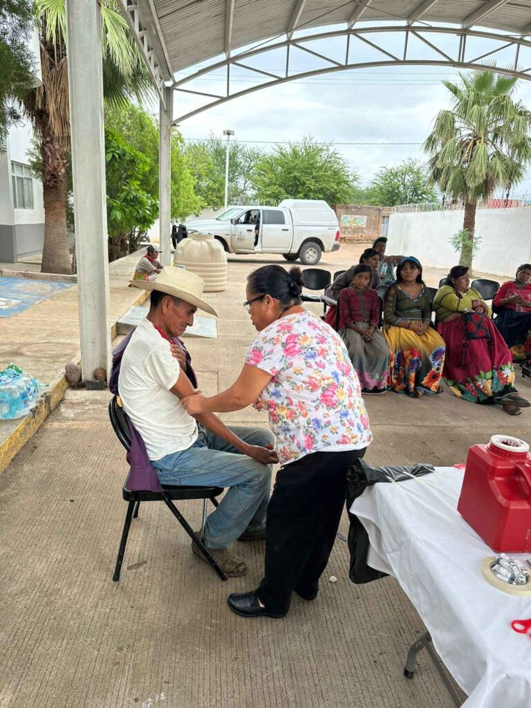 Durango inicia prueba piloto de una vacuna preventiva contra la rabia humana con más 200 personas en Huazamota