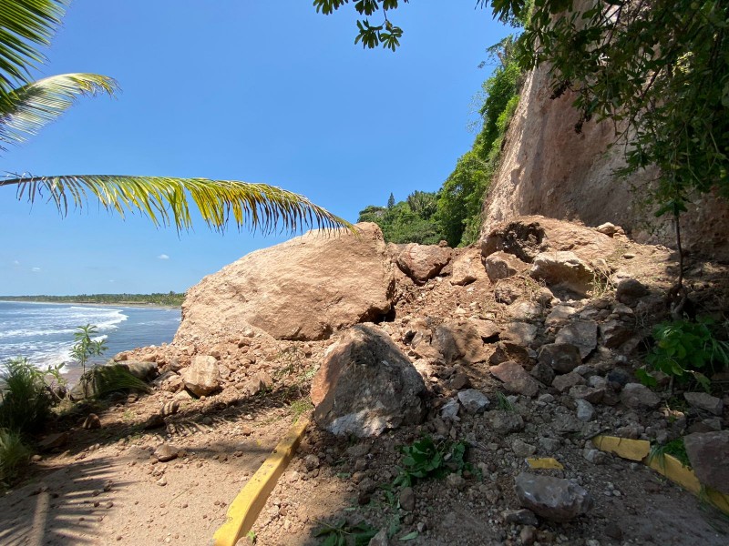 Un derrumbe tapa el paseo Aticama, en San Blas