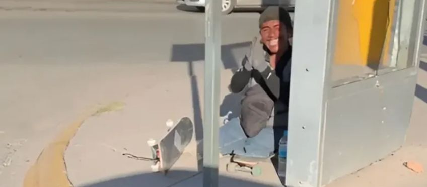 Hombre regala patineta a trabajador discapacitado