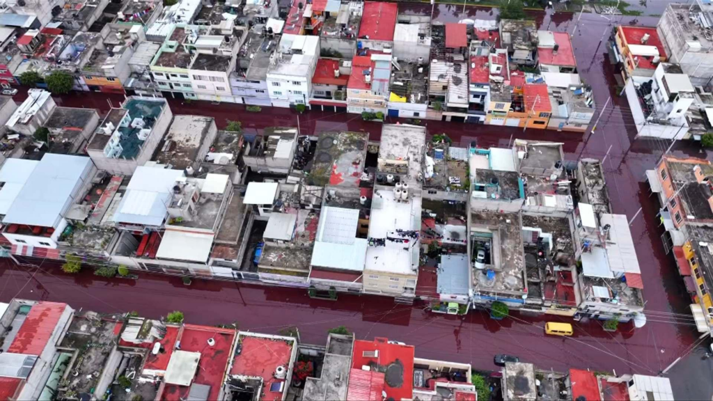 Inundaciones tras tormenta en Nezahualcóyotl tiñen el agua de rosa