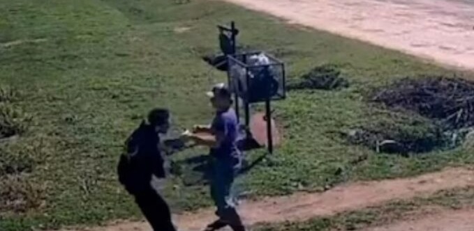 VIDEO: Joven queda con la mandíbula rota por colocar un cartel de su negocio