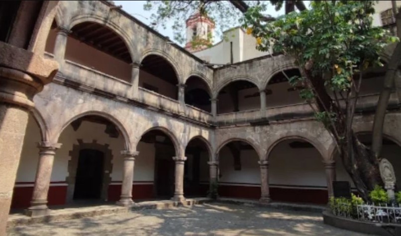 Graban supuestos rezos y lamentos al interior de una iglesia vacía
