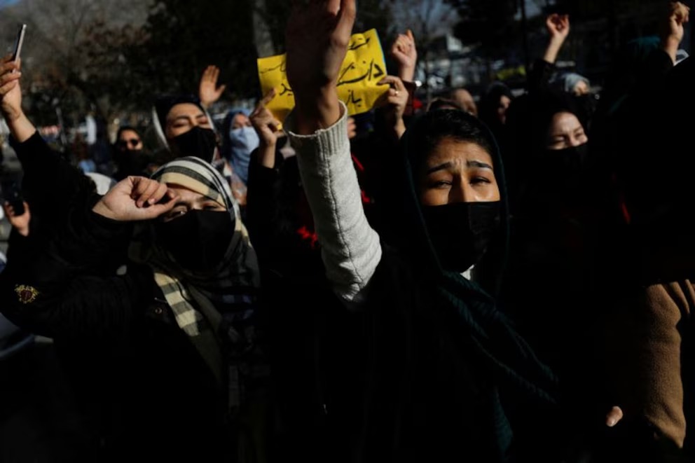 Talibanes prohíben libros escritos por mujeres en las universidades de Afganistán
