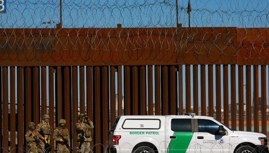 EU intensifica medidas de seguridad con alambrada de navajas y tanquetas