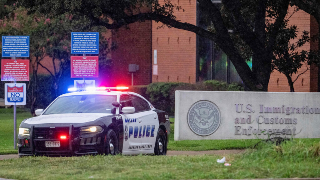Hay un mexicano con lesiones graves tras tiroteo en centro de ICE en Dallas