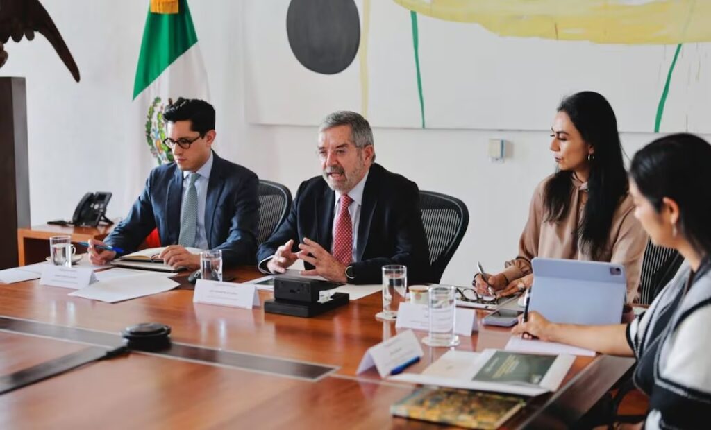 De la Fuente revisa avances del nuevo modelo de atención consular en EU y Canadá