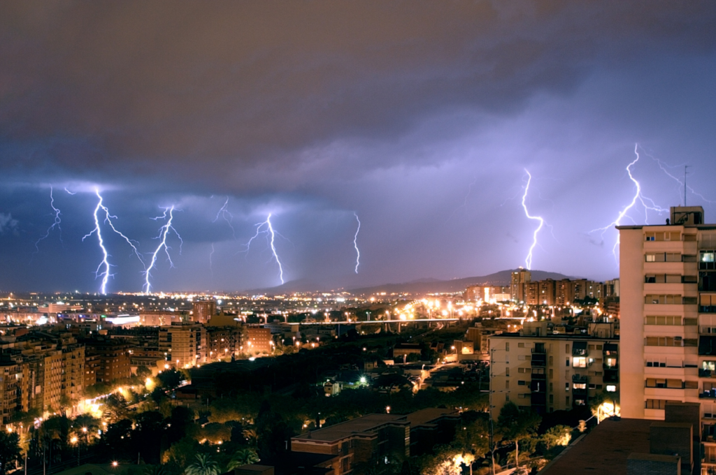 SMN advierte por lluvias intensas, granizadas y torbellinos en regiones de México
