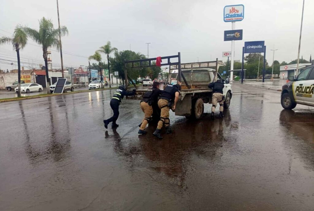 Subdirección de vialidad atiende vehículos varados, mantiene recorridos de vigilancia ante reporte de lluvias