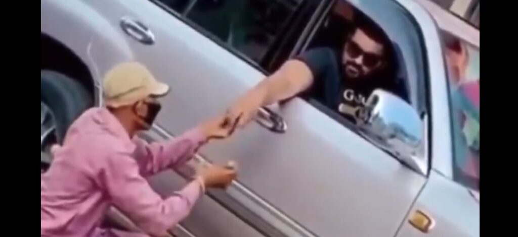 VIDEO: Hombre compra todos los pajaritos de un vendedor y los libera