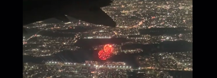 VIDEO: Pasajeros de avión dan el Grito de Independencia en pleno vuelo y con fuegos artificiales desde el aire