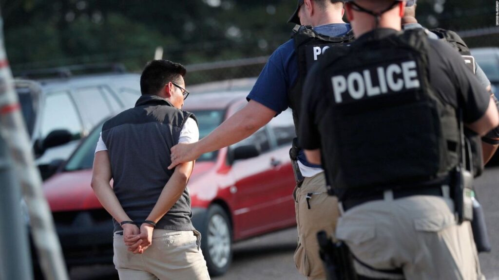 Juez ordena mejorar condiciones de migrantes detenidos en Nueva York; pasan semanas sin bañarse