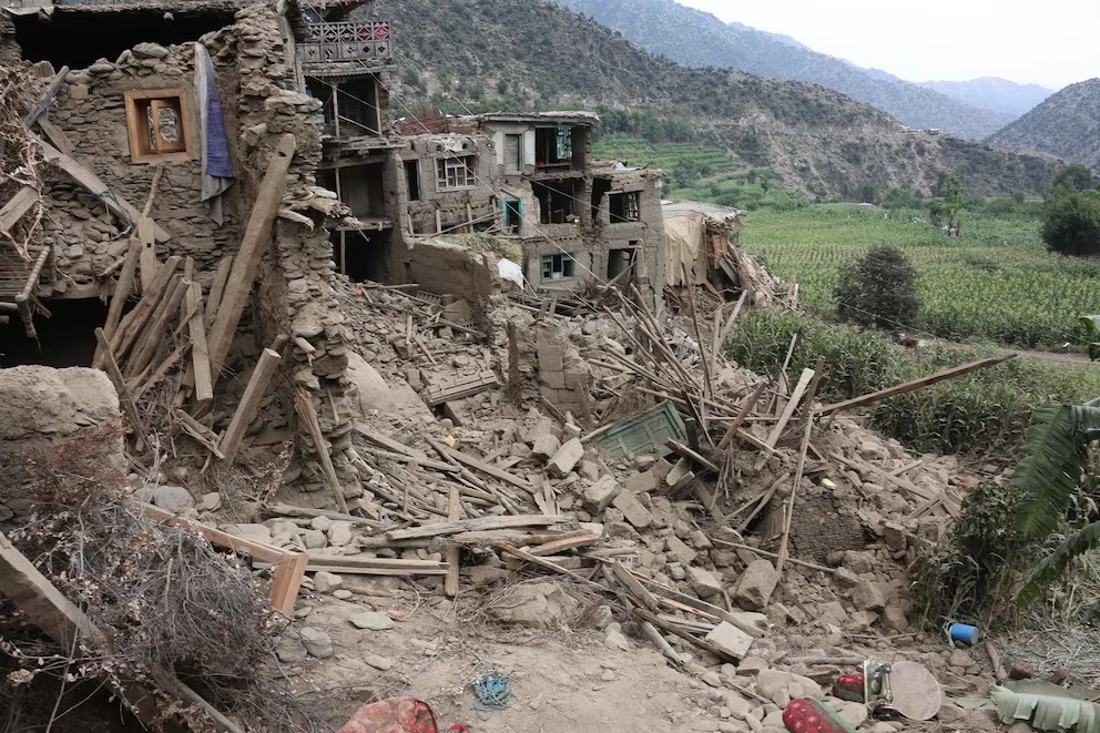 Suman 2 mil 205 muertos por sismo en Afganistán