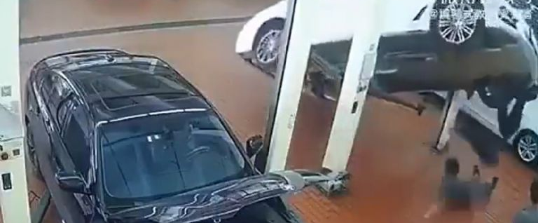 VIDEO: Mecánico es aplastado por un auto que reparaba