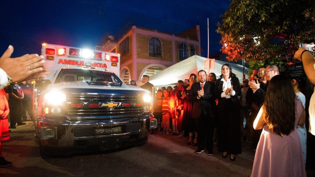Entregan ambulancia gratuita en Santiago Papasquiaro; Karen Pérez cumple su primer compromiso