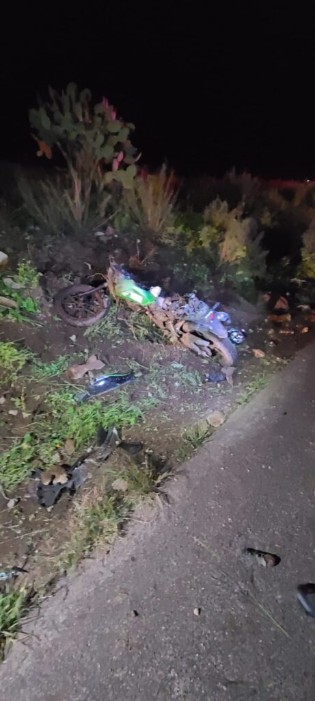 Motociclista de 14 años pierde la vida al chocarlo camioneta