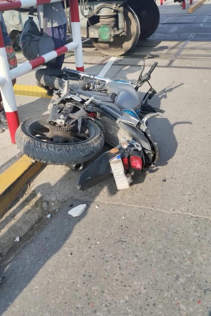 Menor motociclista le quiso ganar el paso al tren