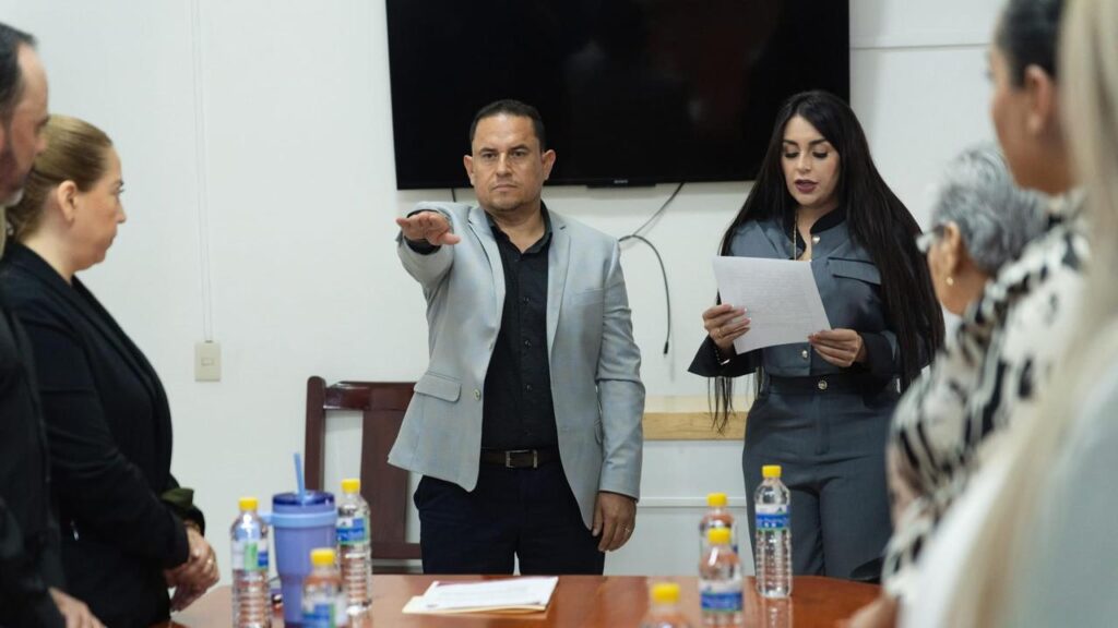 Karen Pérez realiza primeros nombramientos de su administración en Santiago Papasquiaro