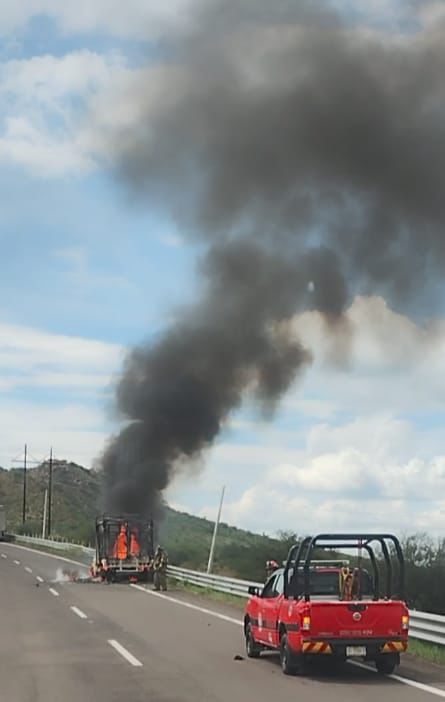 Arde camioneta en llamas en plena  carretera