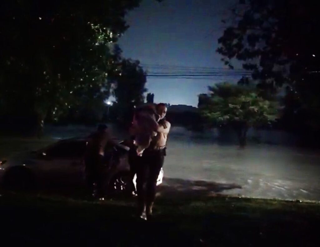 Lorena dejó a Durango bajo el agua; policías salvan a familia
