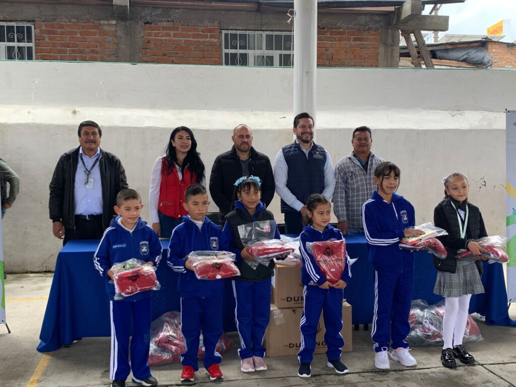 Inicia operativo de entrega de uniformes escolares